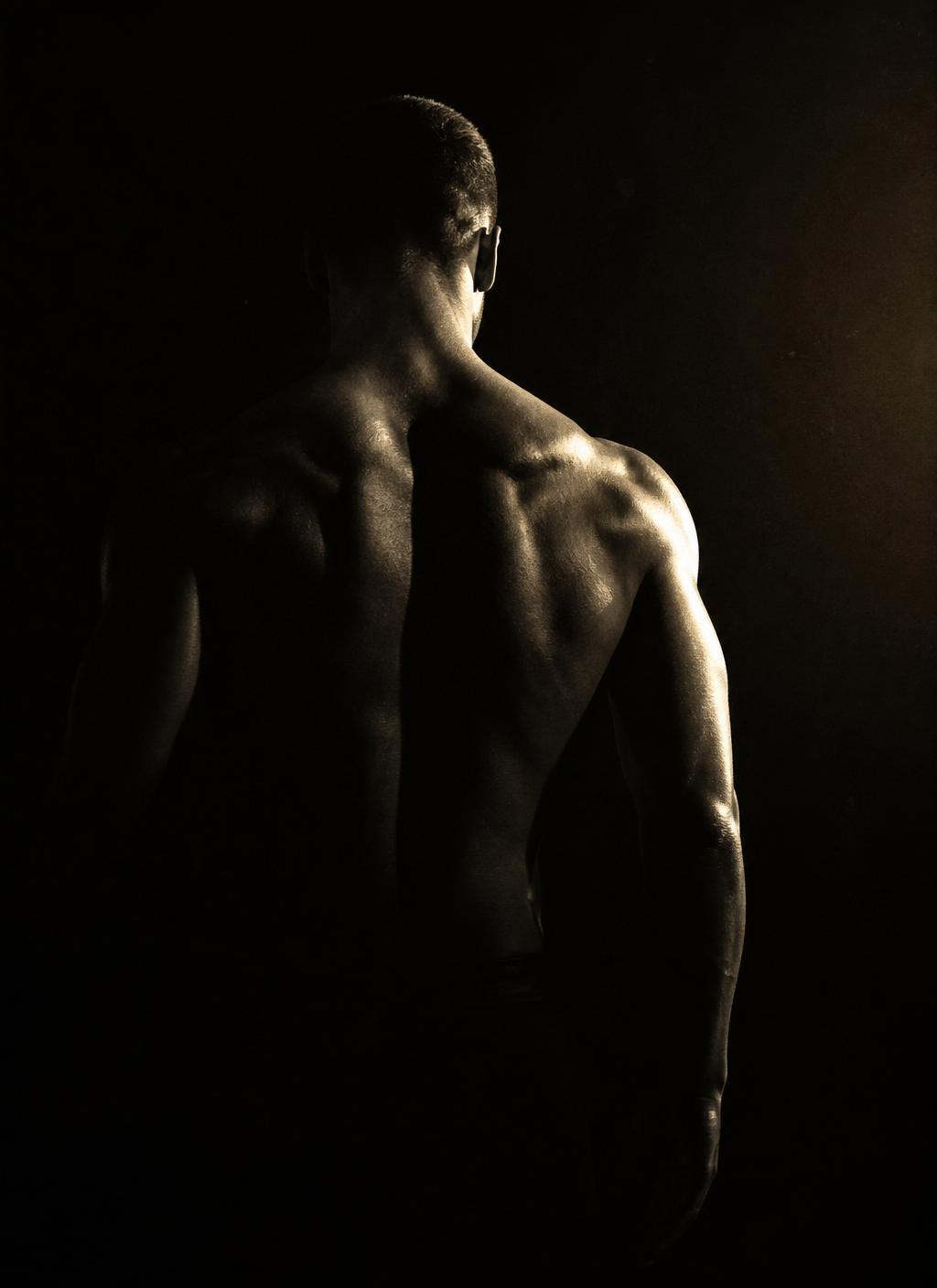 Torso masculino esculpido pela luz